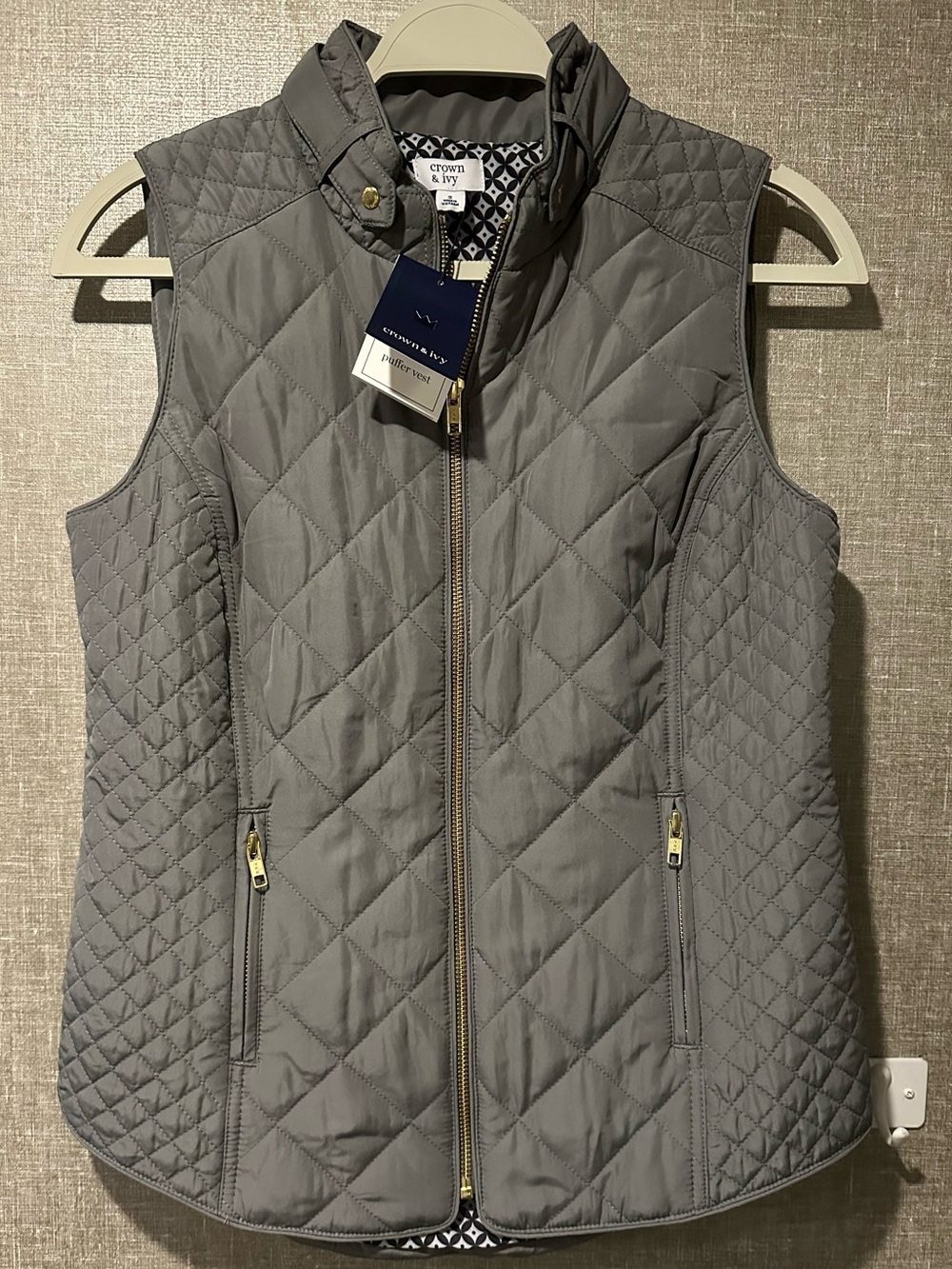 crown & ivy Quilted Sleeveless Vest in Gray